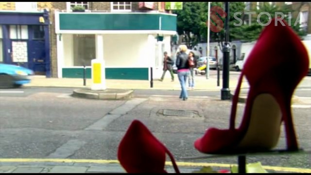 Beğendiği ayakkabı küçük gelince: Ayakkabı için ayağını gözden çıkaran kadın