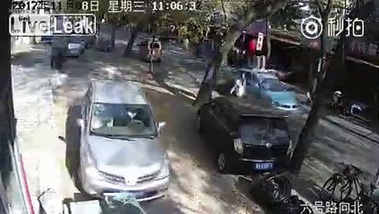 Conducteur de l'année marche arrière ratée sur un parking il arrache l'avant de sa voiture !