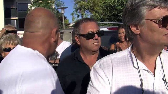 La France aux Français dans la foule et la réaction d'Éric le Dissès, maire de Marignane