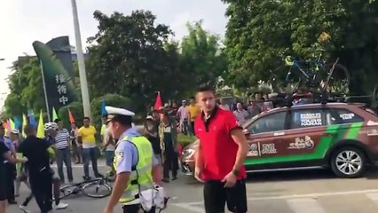 Un cycliste pète un plomb et va frapper d'autres coureurs