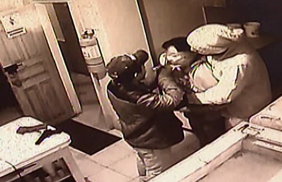 Cámaras de seguridad capta el robo a un hotel en Quito