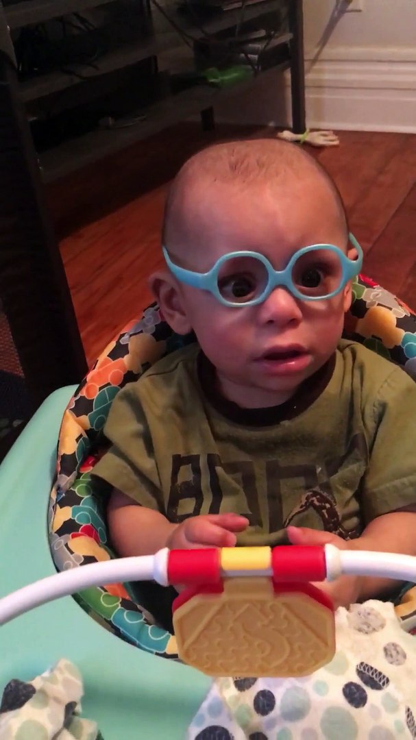 Pour La Premiere Fois De Sa Vie Ce Bebe Va Avoir Des Lunettes Et Sa Reaction Est Extremement Emouvante Video Dailymotion