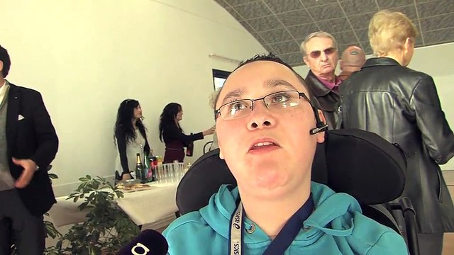 Sofiane, dont la vie vient de changer grâce à sa nouvelle voiture.