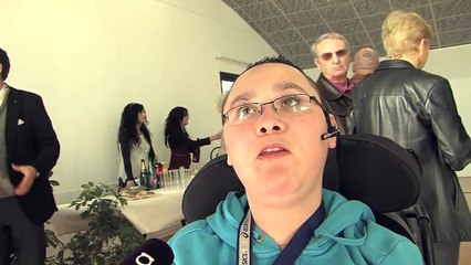 Sofiane, dont la vie vient de changer grâce à sa nouvelle voiture.