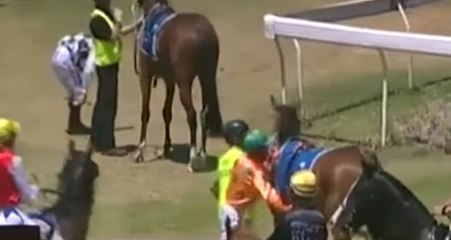 Huysuzlanan Atına Yumruk Atan Jokey, 2 Hafta Men Cezası Aldı