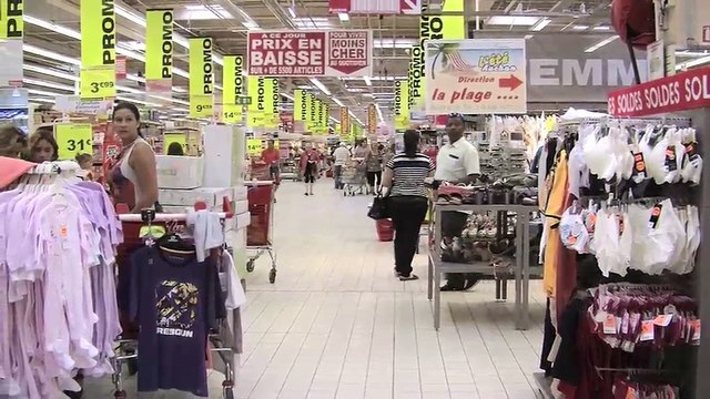Les consommateurs et employés d'Auchan réagissent aux soldes d'été