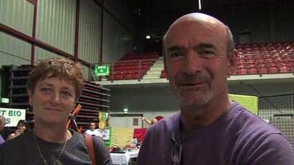 Un couple de visiteurs venu se renseigner