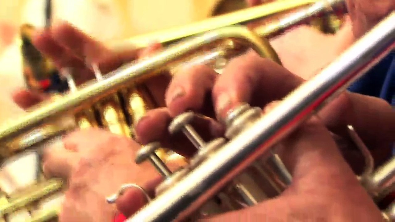 Regardez un extrait de la messe et les interviews des membres de la fanfare.