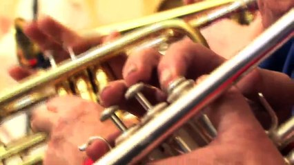 Regardez un extrait de la messe et les interviews des membres de la fanfare.