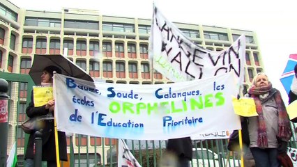 Des images de la manifestation et les réactions de parents et d'enseignants