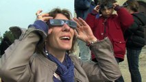 De nombreux curieux à lunettes sont venus observer le phénomène