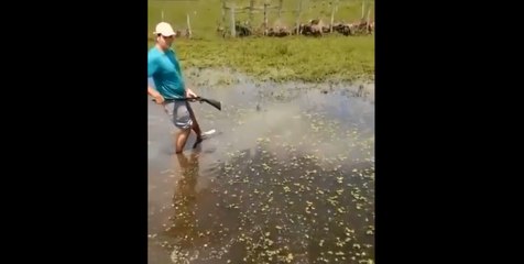 Il se tire dessus avec son fusil en faisant le con.
