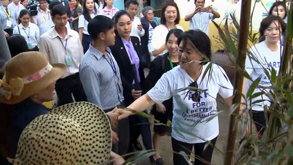 김정숙 여사, 베트남 벽화마을 방문 / YTN