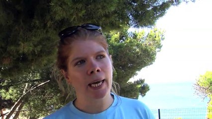 Aurélie est en charge des visites dans les décors de Camping Paradis.