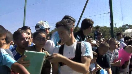 Les joueurs ont pris quelques photos avec les supporters après l'entrainement.
