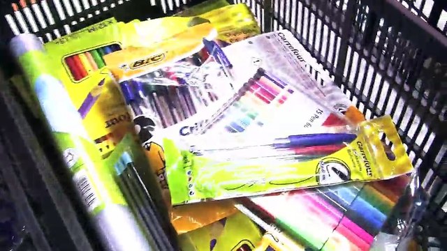 Les bénévoles collectent des fournitures scolaires jusqu'à 20h30