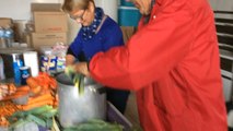 Des bénévoles des Restos du cœur préparent une partie de la soupe solidaire