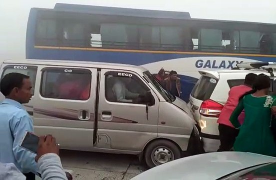 Vehicles collide Agra Noida Yamuna expressway