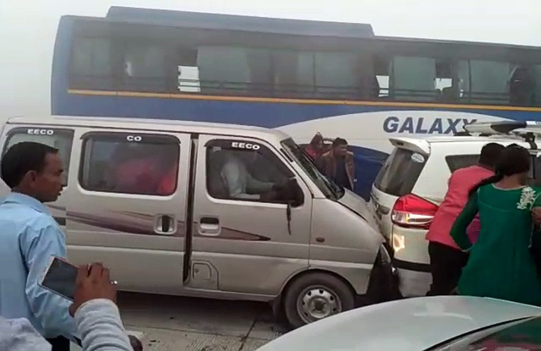 Vehicles collide Agra Noida Yamuna expressway