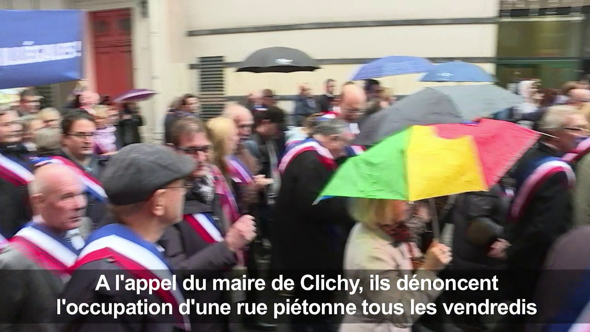 Des élus tentent d'empêcher une prière de rue à Clichy (92) - Vidéo  Dailymotion