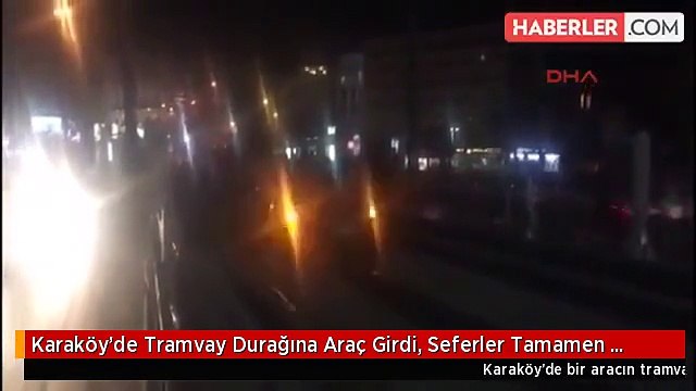 Karaköy'de Tramvay Durağına Araç Girdi, Seferler Tamamen Durduruldu