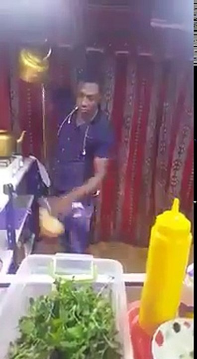 دكتوراء دولة في صب الشاي.. 