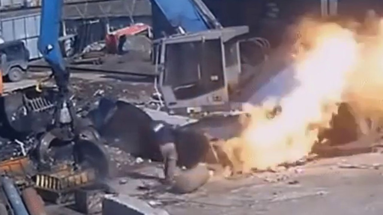 Quand Régis essaye de couper une bouteille de gaz remplie..