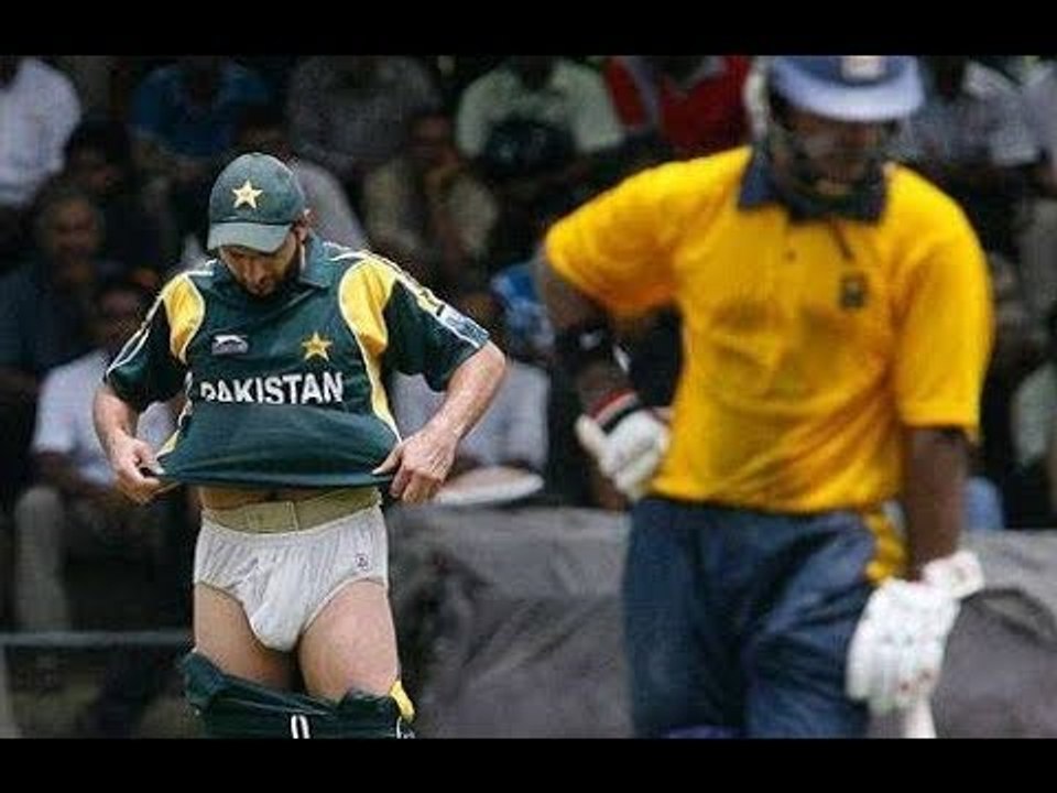 Top 10 Most Funny ||Crazy || moments of Pakistani cricket  Players 2017