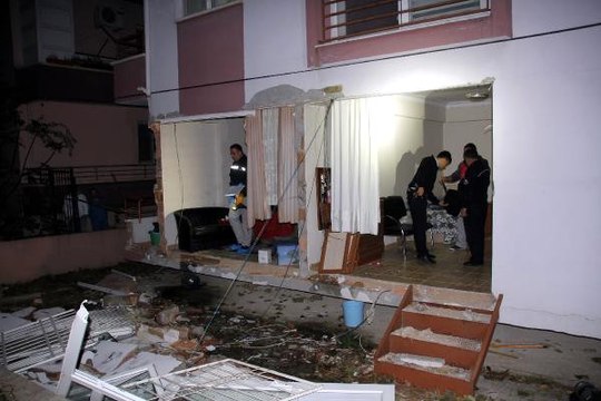 Hatay'da Balon Satan Ailenin Evinde Helyum Gazı Patladı, Ev Savaş Alanına Döndü