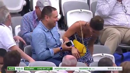 Elle se tape la honte de sa vie en descendant les tribunes