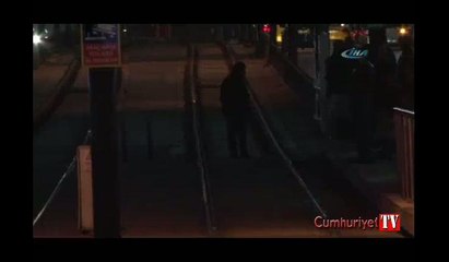 Karaköy’de kontrolden çıkan otomobil tramvay yoluna girdi