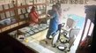 انڈیا میں سنار کی دکان پر ہونے والی ڈکیتی کی ایسی ویڈیو جو انٹرنیٹ پر وائرل ہو گئی، آپ بھی دیکھیں۔