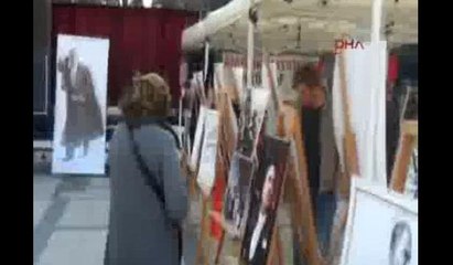 Atatürk sergisini gözyaşı dökerek gezdi
