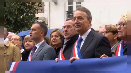 ساسة فرنسيون يحاولون منع مسلمين من أداء صلاة الجمعة في الشارع