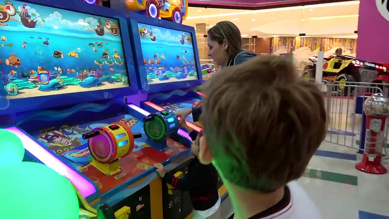Brincando Parquinho Coberto Paulinho e Toquinho Maquina de Pelúcias Jogos Brinquedos Infantil
