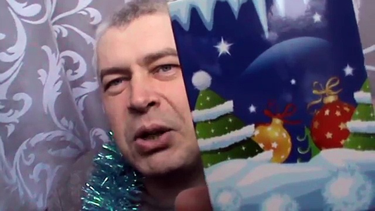 Геннадий Горин кушает шоколадную собачку