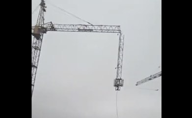 Cette grue vole en éclats à cause de grands vents ! Cassée en deux en plein chantier...