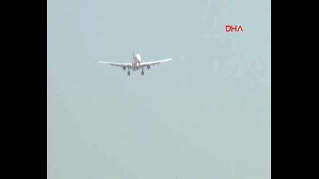 Uçak kuş sürüsüne çarptı, 3 uçak pisti pas geçti
