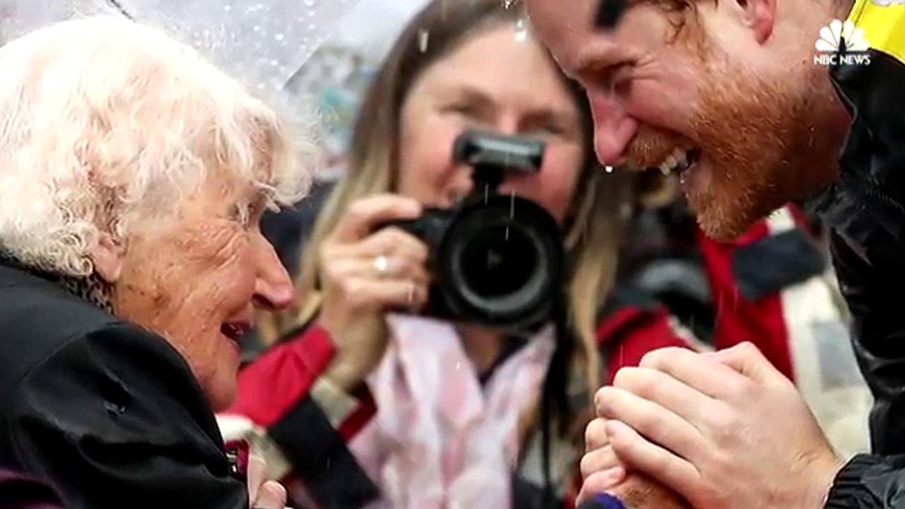 Baka je satima čekala na kiši da se pojavi princ Hari. Kad ju je vidio, uradio je nešto predivno!