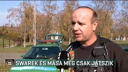 Még csak játszik a két leendő rendőreb