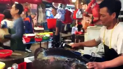 Seafoods in Hongkong   Cutting giant FISH