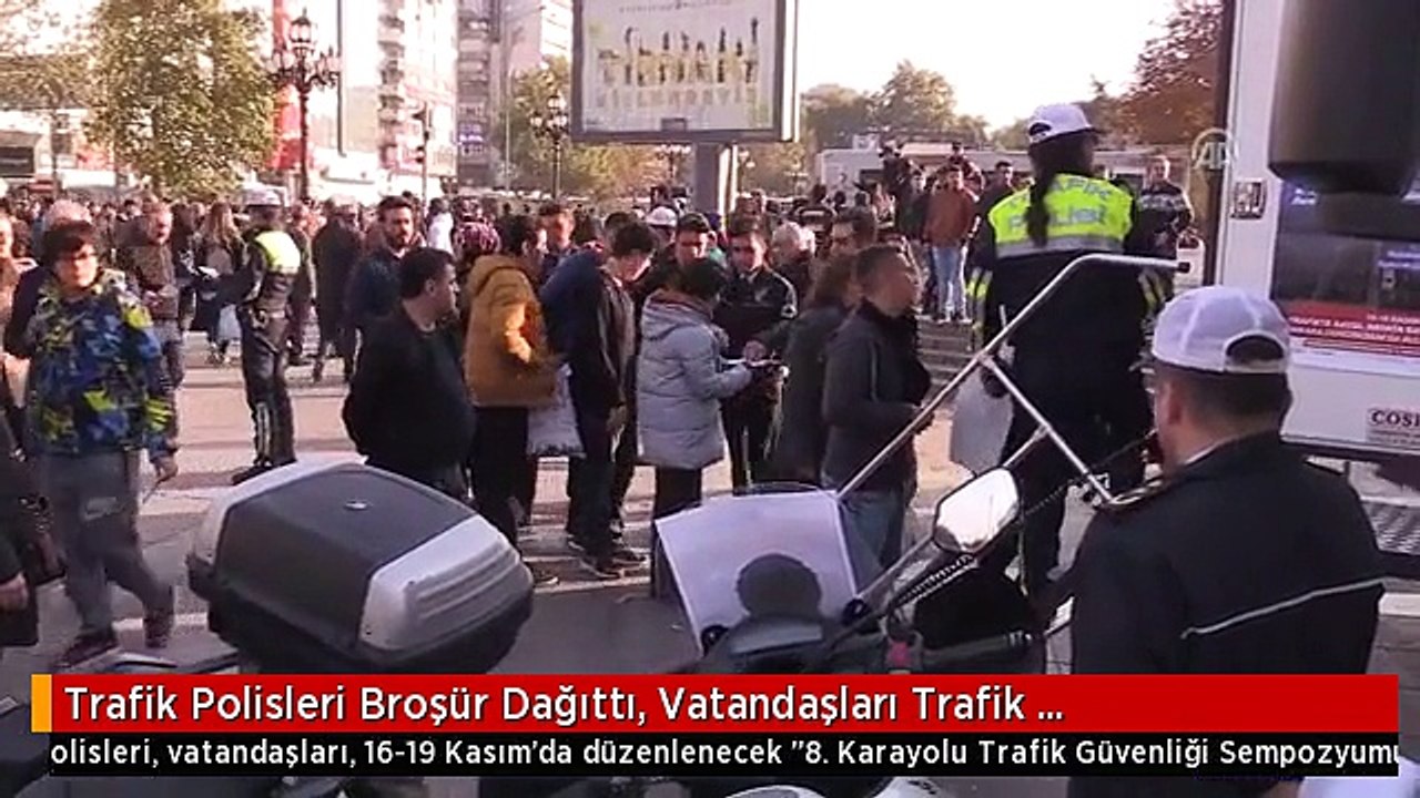 Trafik Polisleri Broşür Dağıttı, Vatandaşları T...