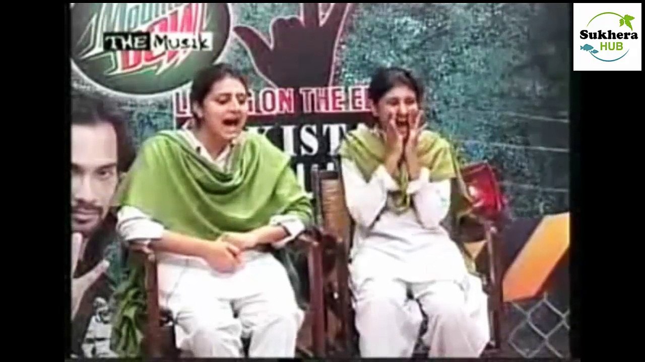 Beautiful Girls having Fun in Waqar Zaka Show Live