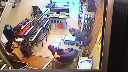 Il explose la table de son bureau en verre.. sans rien faire !