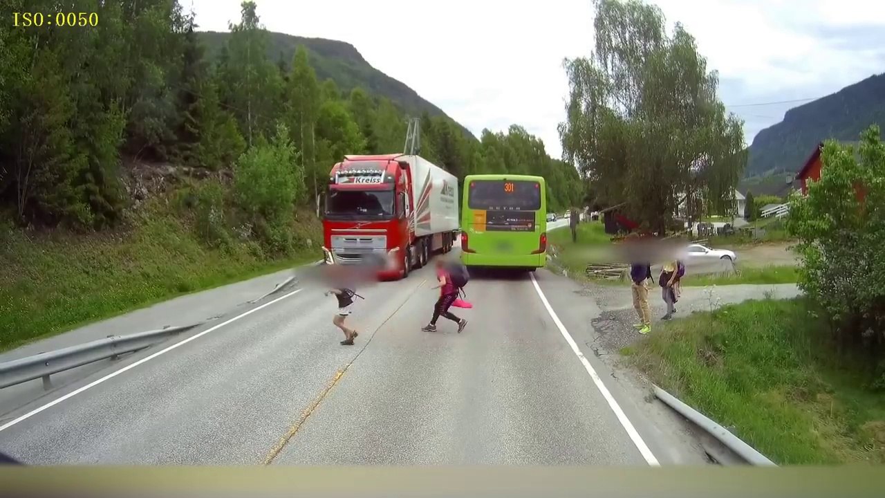 Ces enfants traversent la route sans regarder le camion !