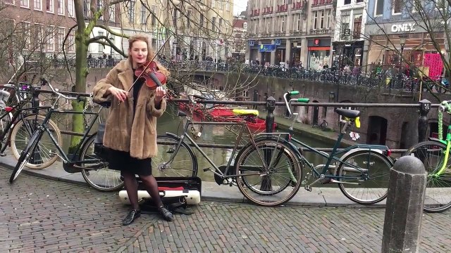 Toute une ville joue la musique de Star Wars dans les rues !