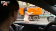 Nue cette femme court dans la rue chassée par la police !