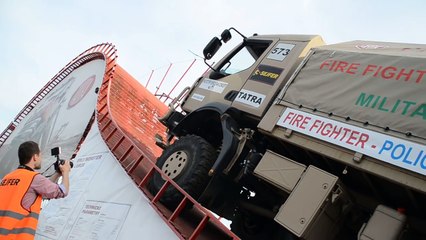 Ce camion 4x4 monte une pente à la verticale !!!