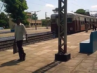Bombay Duranto overtaking Kharagpur EMU at Haur Station.3gp