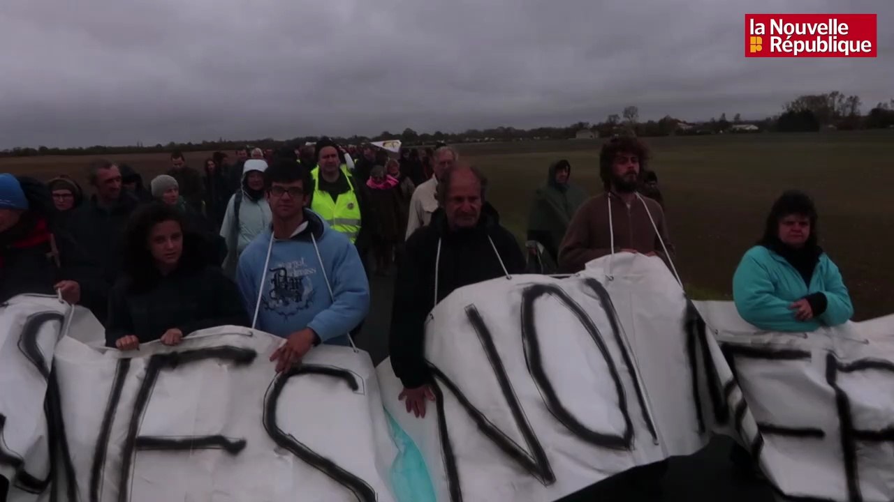 VIDEO. 1.500 opposants aux bassines géantes à Amuré